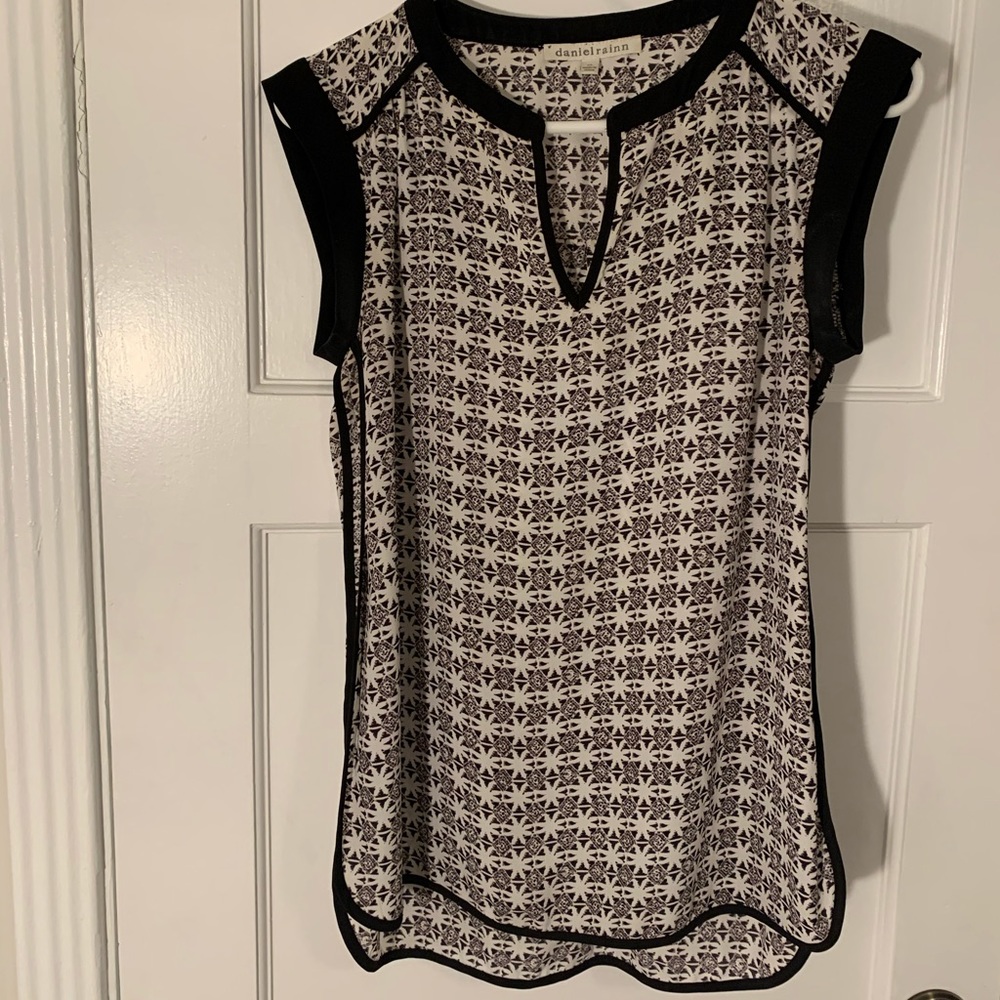Daniel Rainn b&w cap sleeve tunic